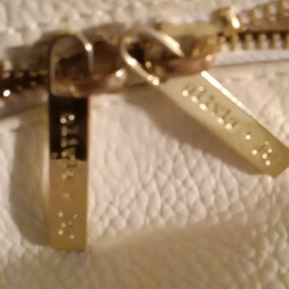 Hobo Tote shoulder bag used good condition. - Picture 9 of 10